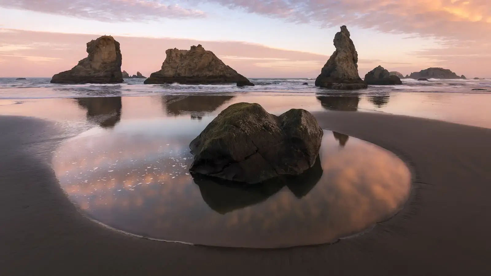 2025-11-08-OHR.BandonBeach_EN-US7099626478_UHD.jpg